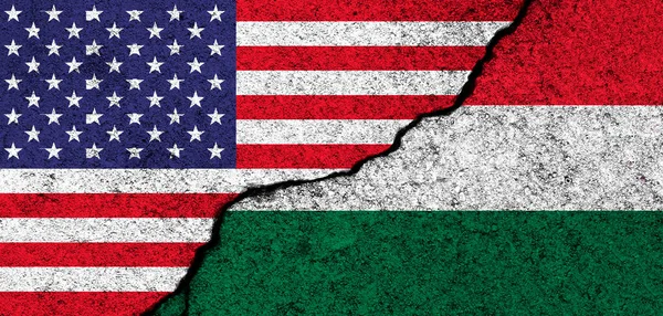 Eua Hungria Bandeiras Pintadas Parede Concreto Rachado Estados Unidos América — Fotografia de Stock