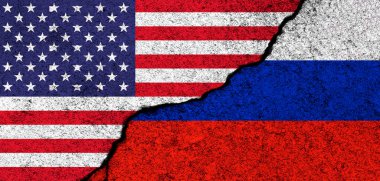 ABD ve Rusya. Çatlak beton duvarda bayraklar var. Amerika Birleşik Devletleri. Ortaklık, ilişkiler ve çatışma konsepti. Sancak arkaplanı