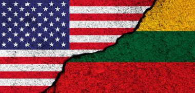 ABD ve Litvanya. Çatlak beton duvarda bayraklar var. Amerika Birleşik Devletleri. Ortaklık, ilişkiler ve çatışma konsepti. Sancak arkaplanı