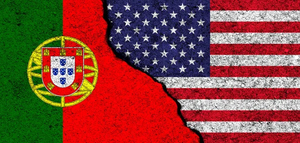 Eua Portugal Bandeiras Pintadas Parede Concreto Rachado Estados Unidos América — Fotografia de Stock
