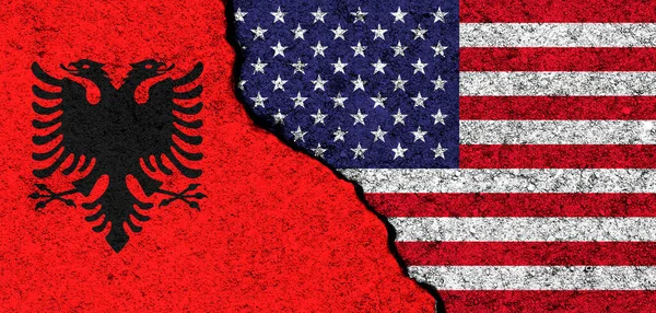 Usa Albania Bandiere Dipinte Muro Cemento Incrinato Stati Uniti America — Foto Stock