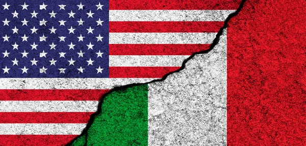 Usa Och Italien Flaggor Målade Sprucken Betongvägg Usa Amerika Partnerskap — Stockfoto