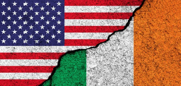 Usa Och Irland Flaggor Målade Sprucken Betongvägg Usa Amerika Partnerskap — Stockfoto