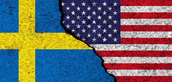 Eua Suécia Bandeiras Pintadas Parede Concreto Rachado Estados Unidos América — Fotografia de Stock