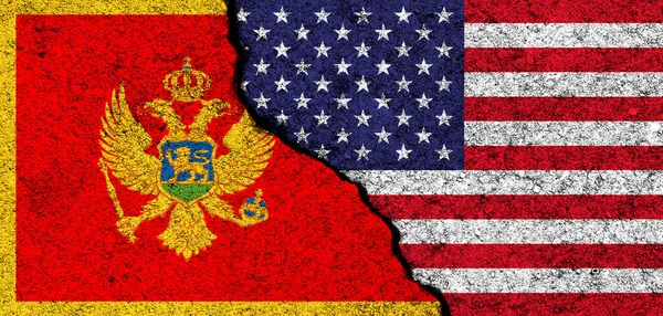 美国和黑山 裂缝的混凝土墙上画着横幅 伙伴关系 关系和冲突概念 旗帜背景 — 图库照片