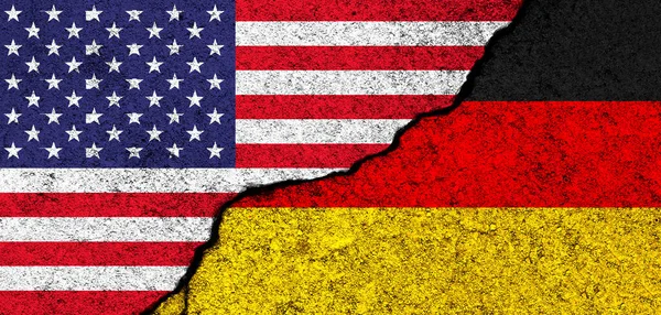 Eua Alemanha Bandeiras Pintadas Parede Concreto Rachado Estados Unidos América — Fotografia de Stock