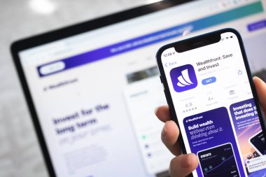 Poltava, Ukrayna - 5 Nisan 2022: Wealthfront Yatırım uygulama simgesi. Elin cep telefonunda olsun. Mobil bankacılık ve yatırım kavramı