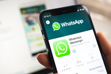 Poltava, Ukrayna - 5 Nisan 2022: Whatsapp uygulama simgesi. Elin cep telefonunda olsun. Haberci ve sosyal ağ kavramı 