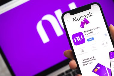 Poltava, Ukrayna - 5 Nisan 2022: Nubank uygulama simgesi. Elin cep telefonunda olsun. Mobil bankacılık kavramı