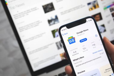 Poltava, Ukrayna - 5 Nisan 2022: Google haber uygulaması simgesi. Kadın haber uygulaması, flaş haber kavramı kullanıyor 