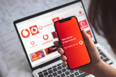 Poltava, Ukrayna - 5 Nisan 2022: Vodafone uygulamam. Mobil ağ fotoğrafının başlık ekranı olan kadın elinde cep telefonu