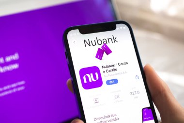 Poltava, Ukrayna - 5 Nisan 2022: Nubank uygulama simgesi. Elin cep telefonunda olsun. Mobil bankacılık kavramı 