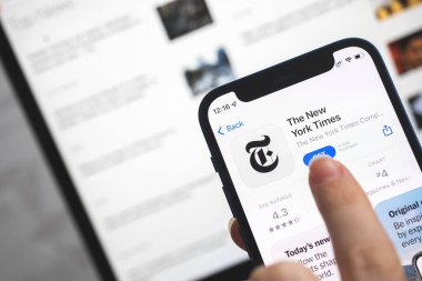 New York Times uygulama simgesi. Kadın haber uygulaması kullanıyor, son dakika haberi fotoğrafı