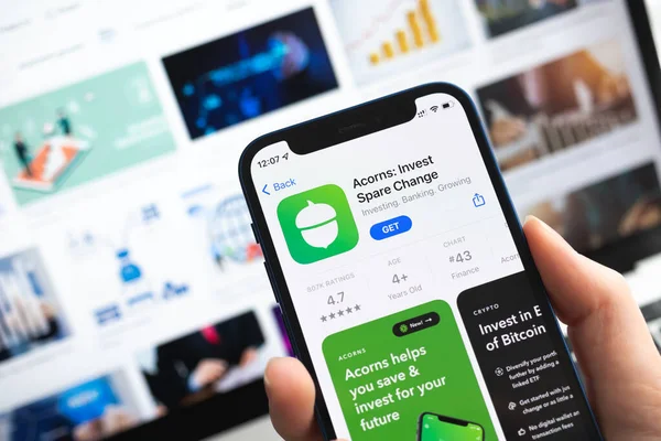 Poltava Oekraïne April 2022 Acorns Invest App Icoon Hand Met — Stockfoto