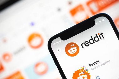 Akıllı telefon aygıtı yakın çekim fotoğrafında görüntülenen Reddit logosu