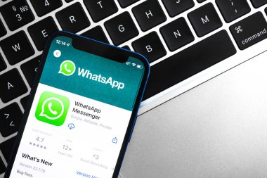 Whatsapp uygulama simgesi. Uygulamalı cep telefonu. Kurye ve sosyal ağ konsepti fotoğrafı