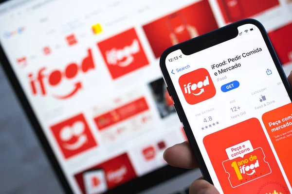 iFood uygulama simgesi. Elin cep telefonunda olsun. Yemek dağıtım konsepti fotoğrafı