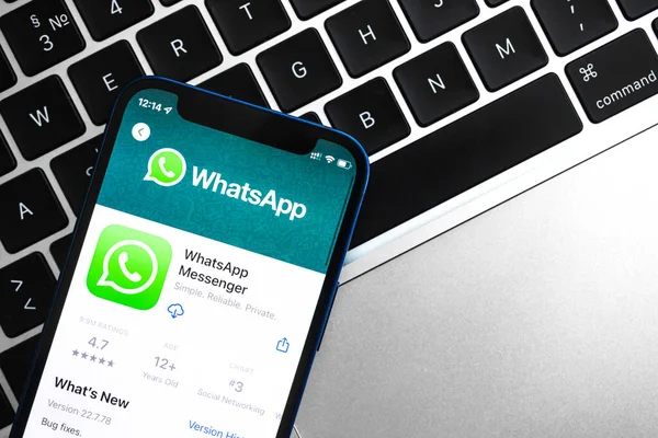 Иконка приложения Whatsapp. Мобильный телефон с приложением. Концепция мессенджера и социальных сетей — стоковое фото