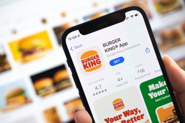 Burger King uygulama simgesi. Elin cep telefonunda olsun. Fast food konsepti fotoğrafı