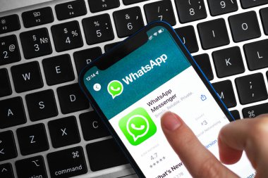 Whatsapp uygulaması yükleyen kadın. Elin cep telefonunda olsun. Kurye ve sosyal ağ konsepti fotoğrafı