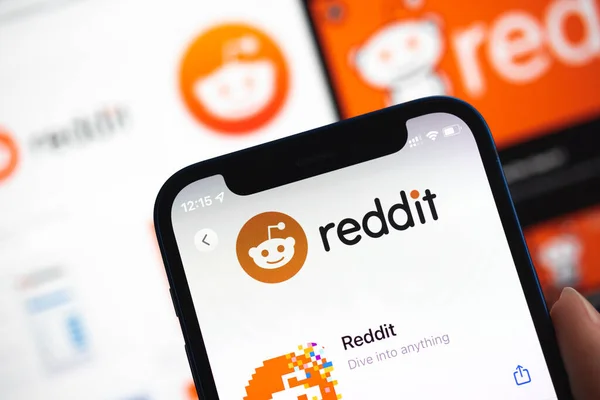 Akıllı telefon aygıtı yakın çekim fotoğrafında görüntülenen Reddit logosu