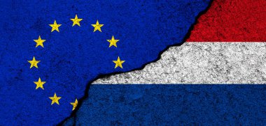 Avrupa Birliği ve Hollanda bayrakları. İlişkiler, ortaklık ve diplomasi. Çatışma ve özgürlük kavramı. AB ittifakı ve bayrağı