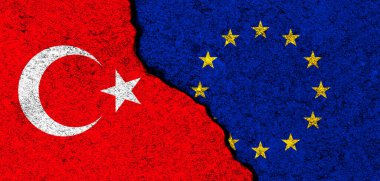 Avrupa Birliği ve Türkiye bayrakları. İlişkiler, ortaklık ve diplomasi. Çatışma ve özgürlük kavramı. AB ittifakı ve bayrağı