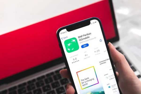 Poltava Ukrajina Dubna 2022 Mobilní Bankovnictví Bnp Paribas Polsku Ruka — Stock fotografie