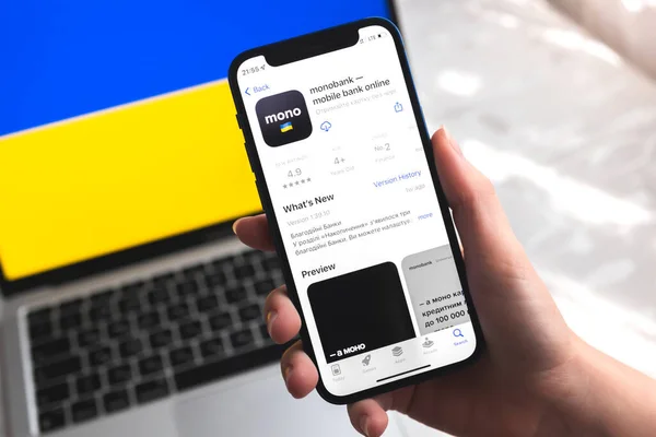 Poltava Ukrajina Dubna 2022 Mobilní Bankovnictví Monobank Ukrajině Ruka Chytrým — Stock fotografie