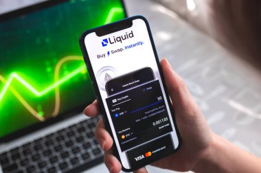 Poltava, Ukrayna - 7 Nisan 2022: Sıvı Pro şifreleme para birimi cüzdanı uygulaması. Akıllı telefonlu el, ekranda logo. Stok şeması arkaplanı