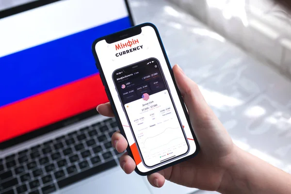 Полтава Україна Квітня 2022 Мінфінова Валюта Мобільний Додаток Руки Смартфоном — стокове фото