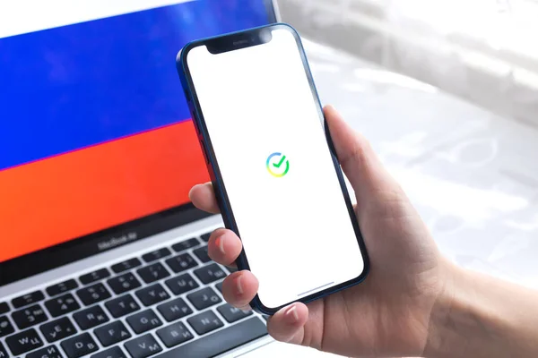 Spb Росія Квітня 2022 Додаток Sberbank Мобільного Банкінгу Росії Руки — стокове фото