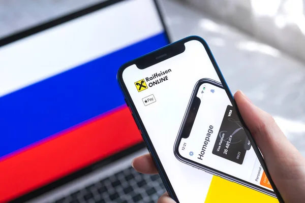 Spb Росія Квітня 2022 Додаток Мобільного Банкінгу Росії Руки Смартфоном — стокове фото