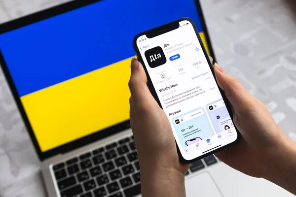 Poltava, Ukrayna - 8 Nisan 2022: DIIA uygulaması. Ukrayna uygulamasının Dijital Dönüşüm Bakanlığı. Cep telefonu fotoğrafında dijital pasaport