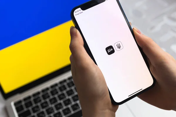 Poltava, Ukrayna - 8 Nisan 2022: DIIA uygulaması. Ukrayna uygulamasının Dijital Dönüşüm Bakanlığı. Cep telefonu fotoğrafında dijital pasaport