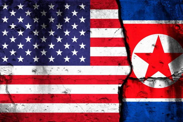 Kryzys Usa Korei Północnej Tło Flagami Narodowymi Pękniętej Ścianie — Zdjęcie stockowe