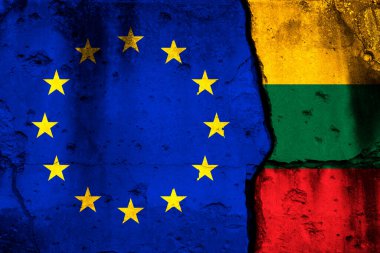 Avrupa Birliği ve Litvanya krizi. Kırık duvarda ulusal bayraklar olan bir arka plan