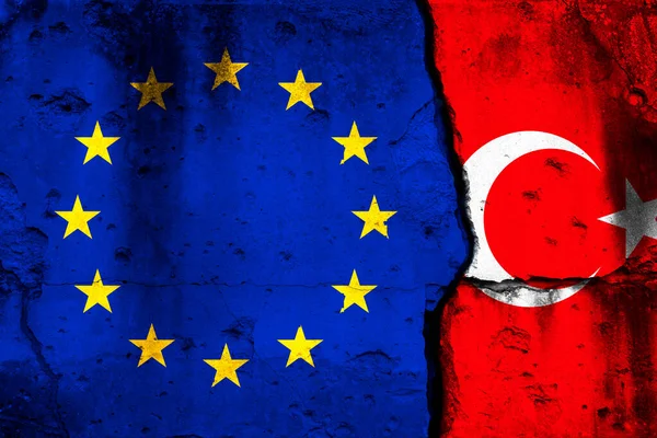 Crisis Unión Europea Turquía Fondo Con Banderas Nacionales Pared Agrietada — Foto de Stock