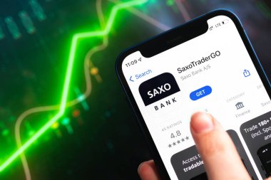 Poltava, Ukrayna - 9 Nisan 2022: Saxo Trader Go uygulaması ve Saxo Bank uygulama simgesi cep telefonunun yakın plan görüntüsü