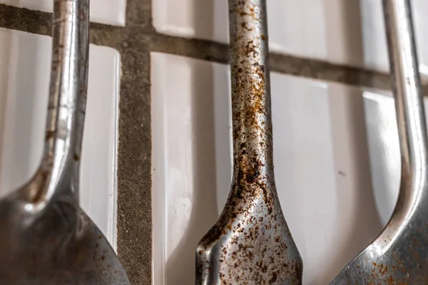 金属に錆を持つ古い台所用品 ヴィンテージとレトロなキッチン用品のクローズアップビュー — ストック写真