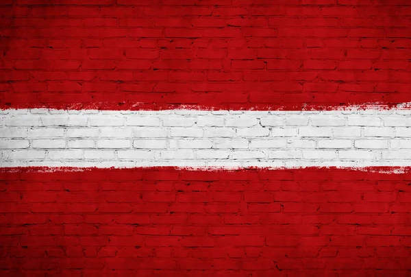 挂在砖墙上的拉脱维亚国旗 国旗背景 — 图库照片