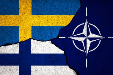 İsveç ve Finlandiya, NATO ile. Savunma ve Rusya ile askeri çatışma. Beton duvarda çatlak ve web sitesi arkaplanlı bayraklar