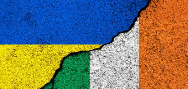 乌克兰和爱尔兰的国旗 支助和帮助 武器和军事装备 伙伴关系和外交 人道主义援助和对乌克兰难民的捐赠 — 图库照片