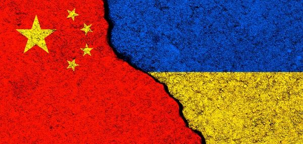 乌克兰和中国的国旗 支助和帮助 武器和军事装备 伙伴关系和外交 人道主义援助和对乌克兰难民的捐赠 — 图库照片