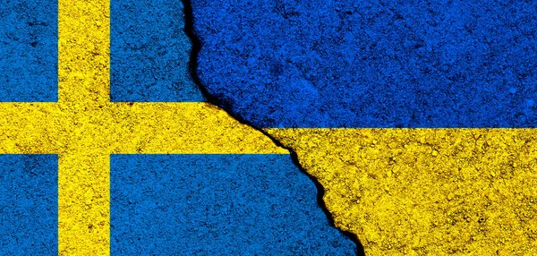 乌克兰和瑞典的国旗 支助和帮助 武器和军事装备 伙伴关系和外交 人道主义援助和对乌克兰难民的捐赠 — 图库照片