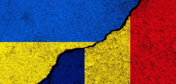 Ukrayna ve Romanya bayrakları. Destek ve yardım, silah ve askeri teçhizat, ortaklık ve diplomasi, insani yardım ve Ukraynalı mülteciler konseptine yapılan bağışlar