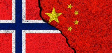 Çin ve Norveç. Bayraklar. Siyaset, ekonomi, kültür ve çatışma kavramı, savaş. Dostluk ve işbirliği. Beton duvarlara yazılmış afiş 