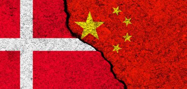 Çin ve Danimarka. Bayraklar. Siyaset, ekonomi, kültür ve çatışma kavramı, savaş. Dostluk ve işbirliği. Beton duvarlara yazılmış afiş