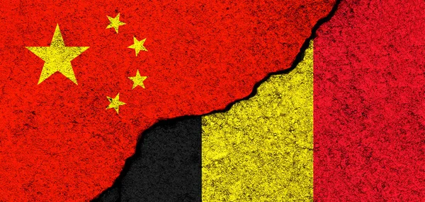 中国和比利时 旗帜的背景 文化和冲突 战争的概念 友谊与合作 涂在水泥墙横幅上 — 图库照片
