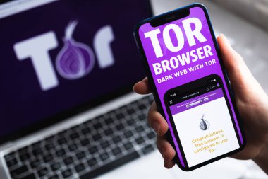 SPB, Rusya - 15 Nisan 2022: VPN uygulamalı TOR Tarayıcı kullanılıyor. Simge yakın çekimi. Özel ve güvenli tarayıcılı akıllı telefon, VPN uygulama fotoğrafı